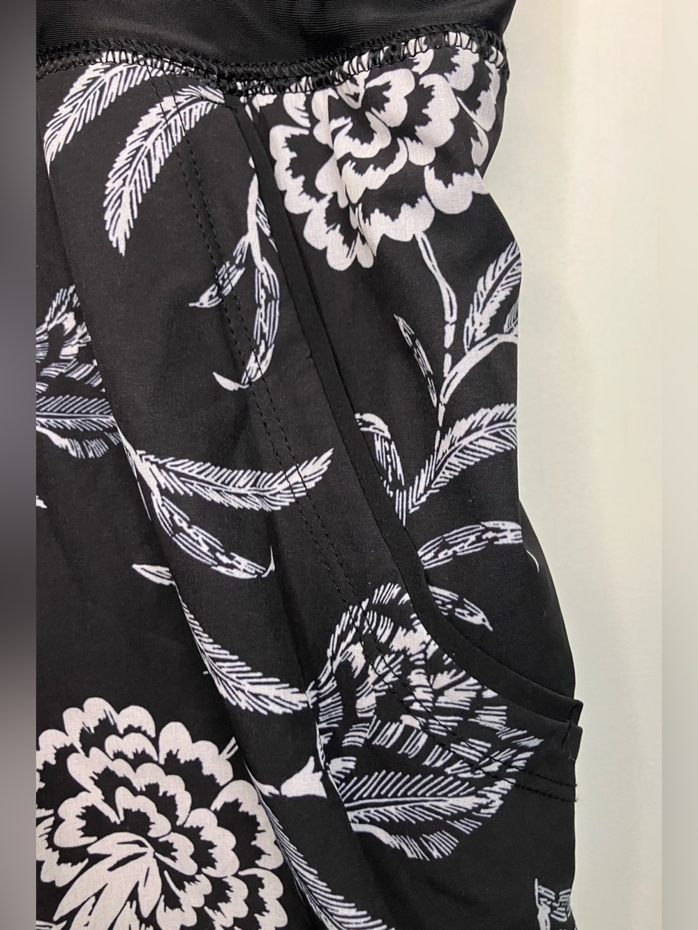 Lands End SunShade UPF 50 Board Shorts with Pant Black White  Tropical Sz 22W - Picture 6 of 8